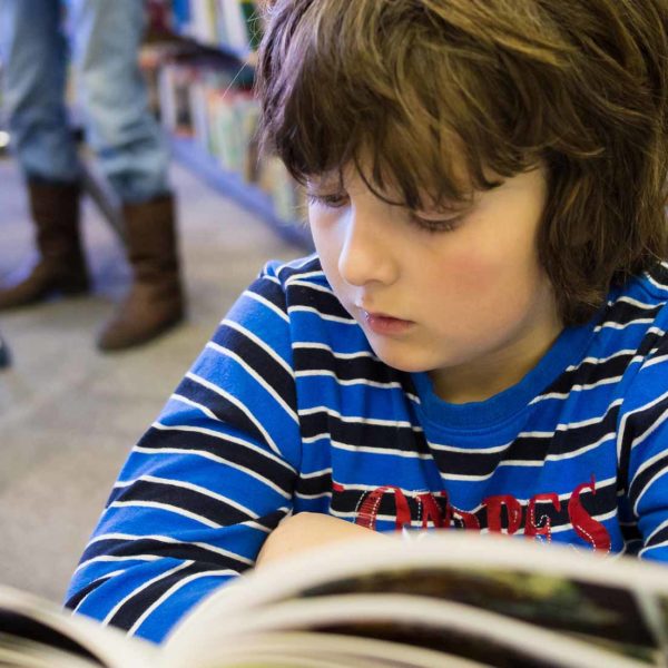 boy_reading_in_library